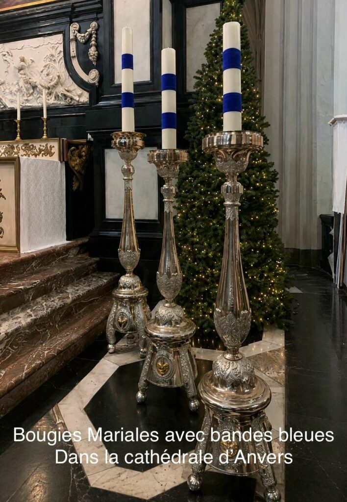 Grandes bougies mariales blanches avec bandes bleues dans des chandeliers argentés ornés à la cathédrale d’Anvers