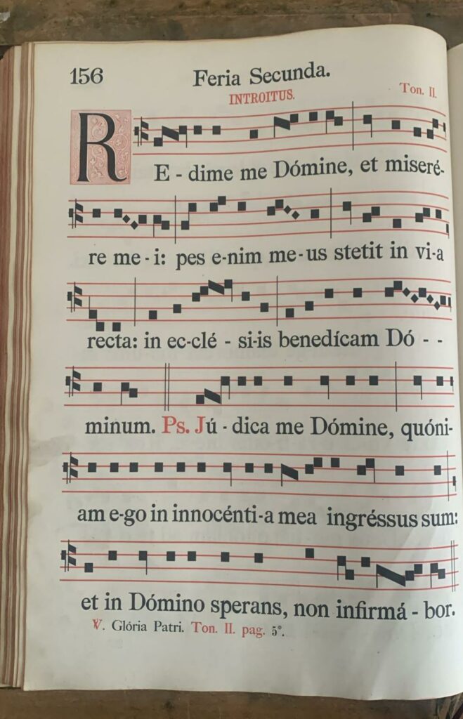 Gregoriaanse zang uit Graduale Romanum voor Feria II met Latijnse tekst en neumen