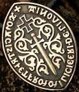 Sello medieval de los Hermanos de la Espada con una cruz y ornamentos en piedra desgastada 1.