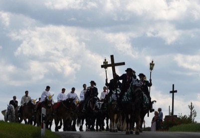 Ruiterprocessie tijdens Pinksteren met kruisdragers en pelgrims te paard in Duitsland of Slovenië.
