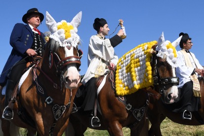 Ruiterprocessie tijdens Pinksteren met kruisdragers en pelgrims te paard in Duitsland of Slovenië.