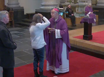 Prioress Cora ontvangt haar as-kruisje