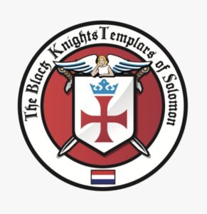 Logotypen för De nederländska tempelriddarna, under Main-huset. I mitten finns det röda tempelriddarkorset under en blå krona, med en ängel ovanför och två korslagda svärd bakom skölden. Längst ned finns den nederländska flaggan.