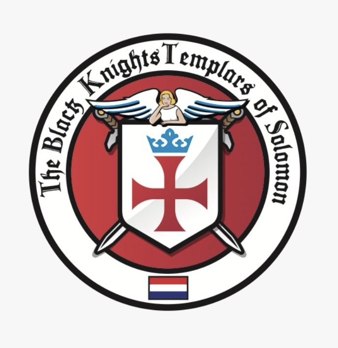 Logoen til de nederlandske tempelridderne, under House of the Main. I midten er det røde tempelridderkorset under en blå krone, med en engel over og to kryssede sverd bak skjoldet. Nederst er det nederlandske flagget.