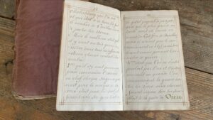 Manuscrit français du XVIIIe siècle ouvert, portant sur la Première Croisade, photographié sur une table en bois.