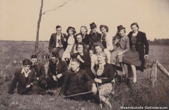 Groep jongeren tijdens dauwtrappen op het platteland in de vorige eeuw