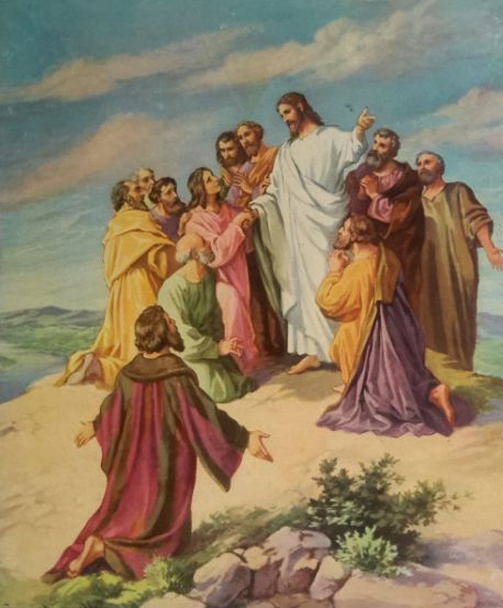 Schildering van Jezus die onderwijst op een heuvel, omringd door discipelen en luisterende mensen