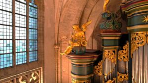Détail d'un orgue baroque avec un ange