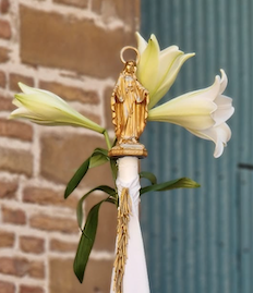 Witte lelie's op vlaggenstok