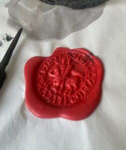 Iconische waxzegel van de Tempeliers: 2 ruiters op 1 paard.