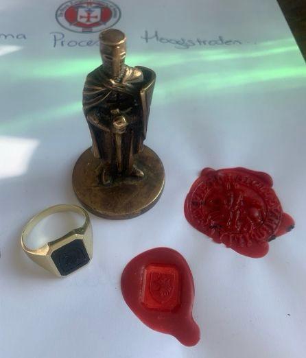 Tempelierszegel in rode was met twee ridders op één paard, naast een zegelstempel in de vorm van een ridder en een ring met heraldisch symbool.