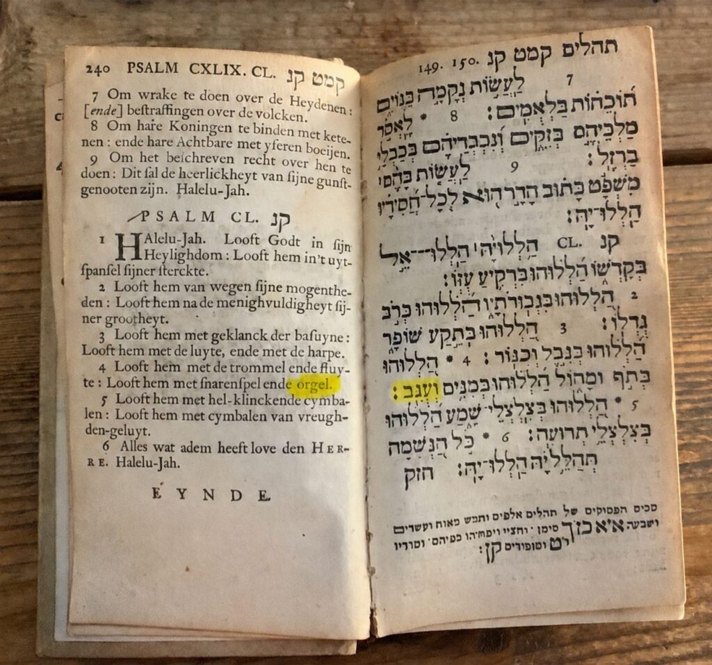 Salterio hebreo-neerlandés, impreso en Ámsterdam en 1666 por Joseph Athias y publicado por Johannes Leusden. Se muestra el Salmo 150, en el que se mencionan varios instrumentos musicales. La palabra neerlandesa «orgel» y la palabra hebrea correspondiente están resaltadas.