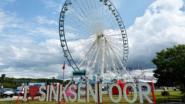 Reuzenrad en attracties van de Sinksenfoor in Antwerpen tijdens de Pinksterperiode.