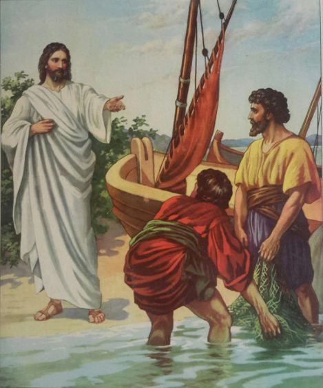 Illustratie van Jezus bij het water die vissers roept terwijl zij bezig zijn met een boot en netten