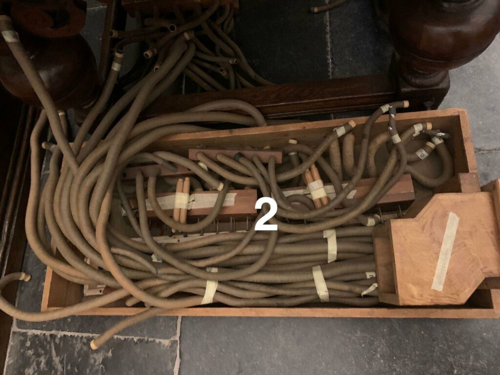 Bundel flexibele slangen binnen in het orgel die de orgelwind van de windvoorziening naar verschillende delen van het instrument voeren.