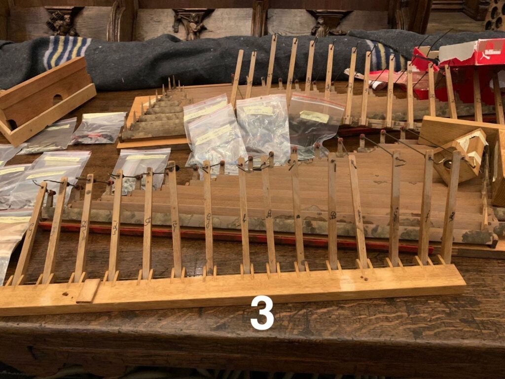 Mechanisch deel van de orgeltractuur met lange houten latten en dunne metalen verbindingen, waarmee de beweging van toets of pedaal wordt doorgegeven aan de ventielen in het orgel.