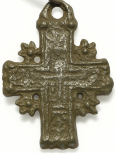 Middeleeuws pelgrimsteken in de vorm van een kruis, gegoten metaal met ophangoog en bevestigingsgaten